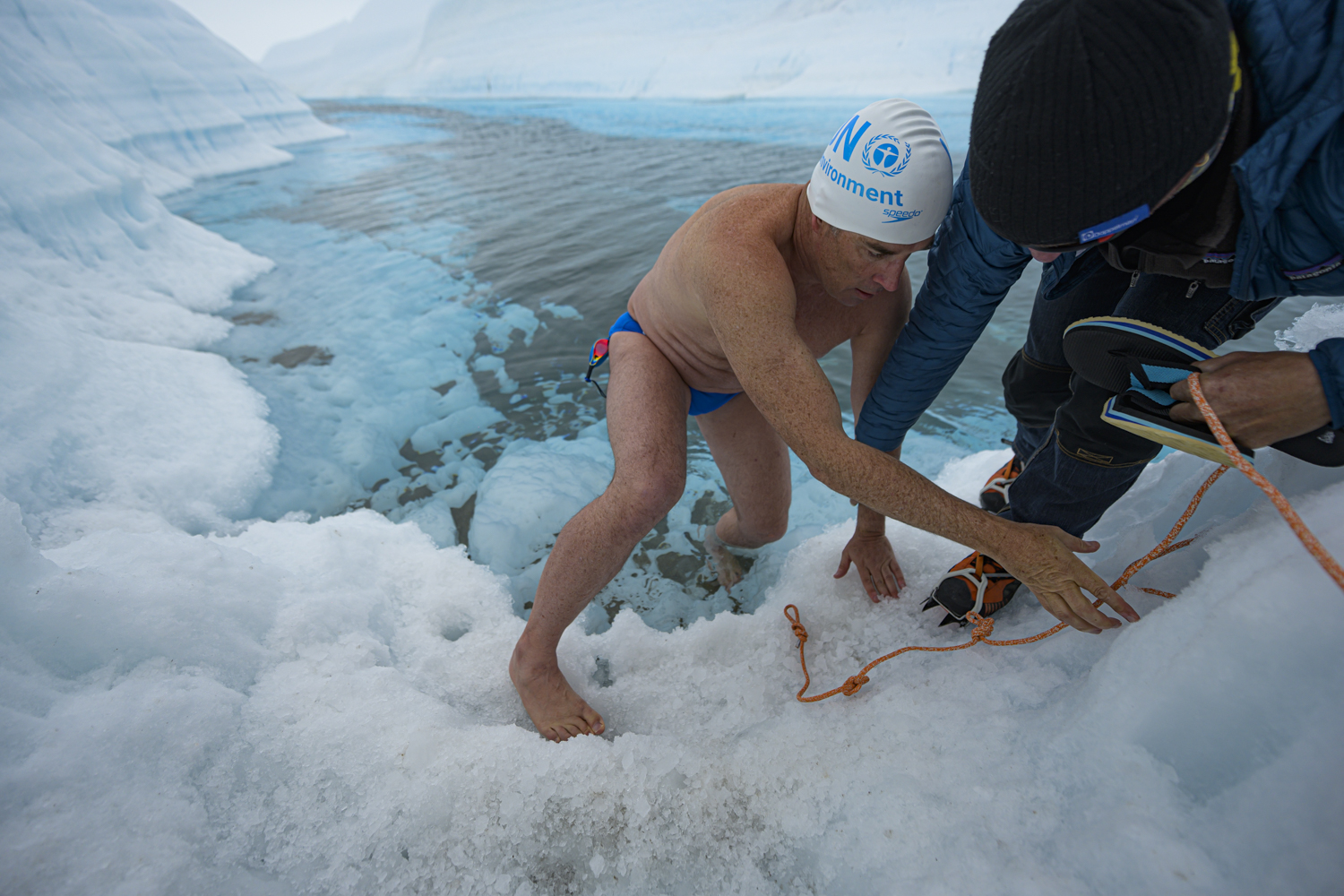 Где 2007 году совершил заплыв льюис пью. Плавание во льдах. Лед растаял. Льды Антарктиды тают. Сапы во льдах.